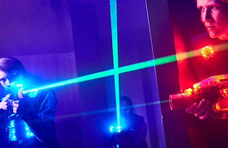 Laserdome spelare skjuter grön laser